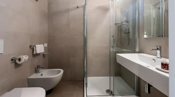 Salle de bain privée avec cabine de douche