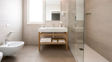 Salle de bain privée avec cabine de douche