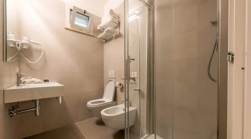 Salle de bain privative avec sèche-cheveux mural et cabine de douche
