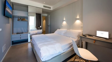 Chambre double supérieure avec TV et bureau