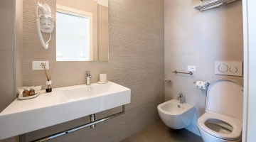 Salle de bain privée avec sèche-cheveux mural