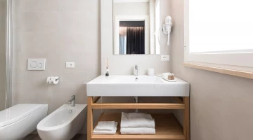 Salle de bain privée avec sèche-cheveux mural