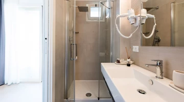 Salle de bain privée avec cabine de douche