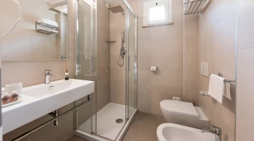 Salle de bain privée avec cabine de douche