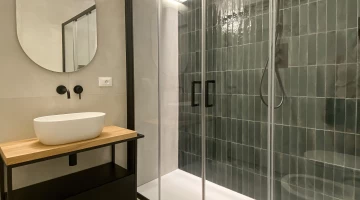 Salle de bain avec cabine de douche