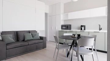Coin séjour avec cuisine équipée dans l&#39;appartement