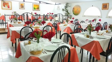 Tavoli apparecchiati in sala ristorante