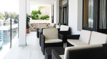 Patio meublé de canapés