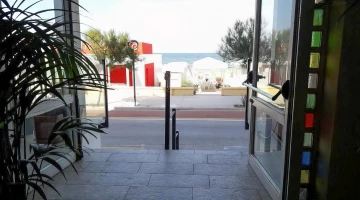 Entrée de l&#39;hôtel face à la mer