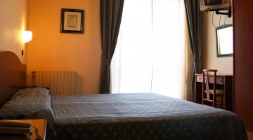 Chambre double avec TV et bureau