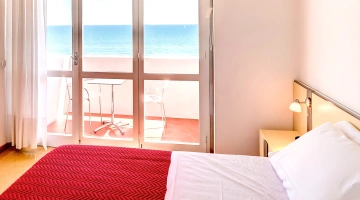 Camera matrimoniale con balcone arredato