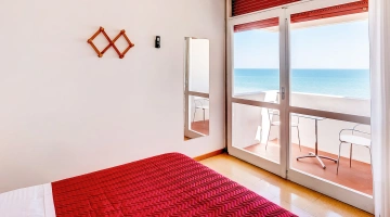 Camera matrimoniale con balcone arredato