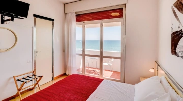 Camera matrimoniale con balcone e tv