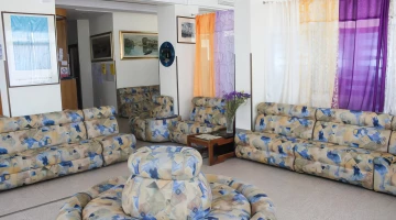 Hall with lounge