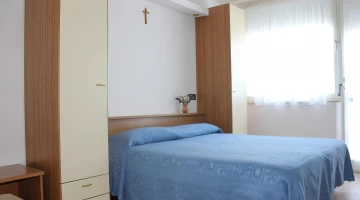 Double bedroom with wardrobe