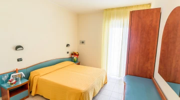 Chambre double avec armoire
