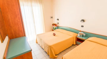 Chambre triple avec bureau