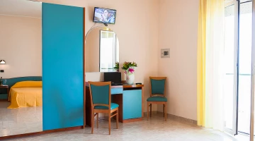 Armoire et bureau dans la chambre