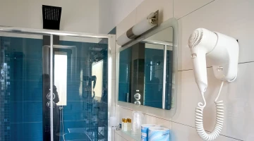 Bagno con box doccia e phon