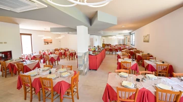 Tische im Restaurant gedeckt