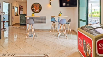 Tische an der Bar