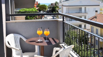 Balkon mit Tisch und Stühlen