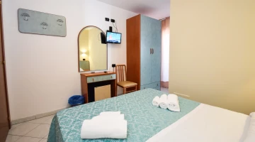 Minibar und Schreibtisch im Zimmer