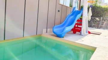 In den Pool rutschen