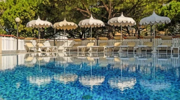 Liegen und Sonnenschirme am Pool