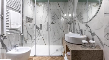 Renoviertes Badezimmer mit Duschkabine