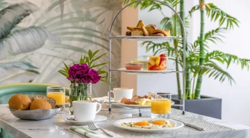 Frühstück mit süßen und herzhaften Produkten