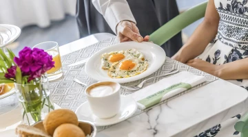 Frühstück am Tisch serviert