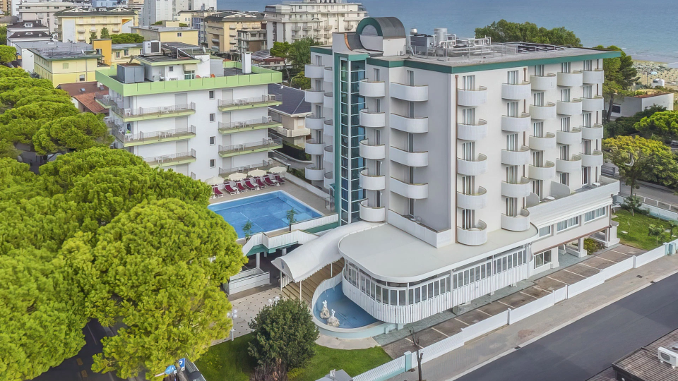 Hotel mit Swimmingpool von oben gesehen
