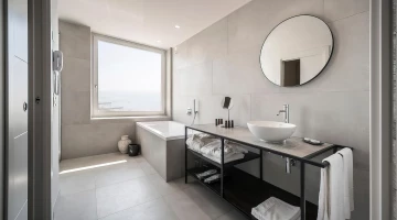 Bagno di una suite con vasca