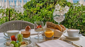 Tavolo allestito per la colazione