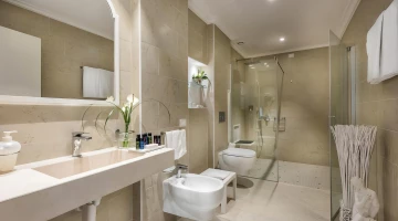 Bagno con box doccia di una Junior Suite