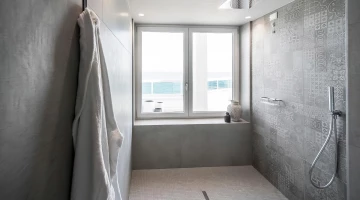 Box doccia nel bagno di una Suite