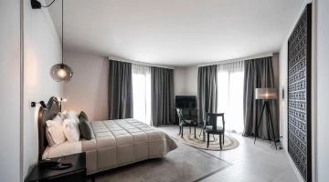 Dettaglio arredi in Suite Front Sea View