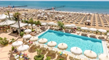 Vista aerea della piscina di fronte alla spiaggia