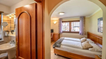   Double bedroom with bathroom