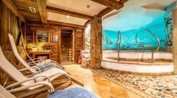 Hydromassage pool and relaxation area