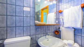 Private bathroom with towel set