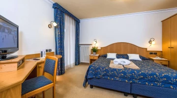 Room with double bed and towel set