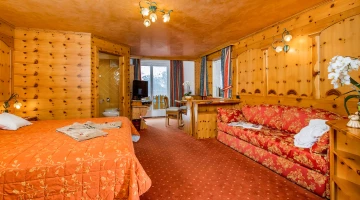Double bedroom with sitting area