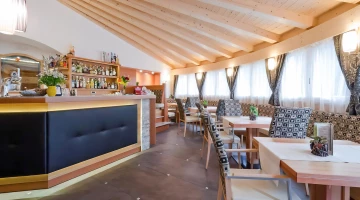 Wohnzimmer mit Bar