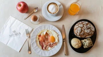 Frühstück am Tisch