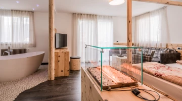 Dampfkamin und freistehende Badewanne in der Suite