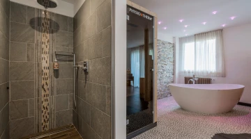 Dusche, Infrarotsauna und Badewanne in der Suite