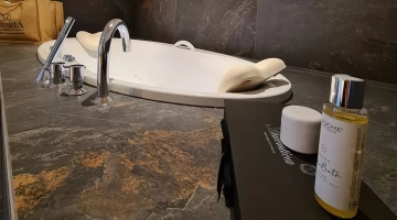 Badezimmerdetail mit Pflegeset