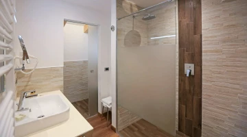 Suite-Badezimmer mit Duschkabine